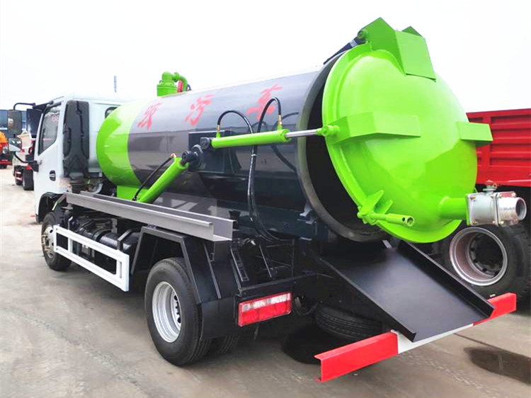 东风福瑞卡5方小型吸污车