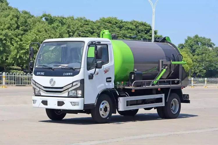 东风小多利卡5方吸污车