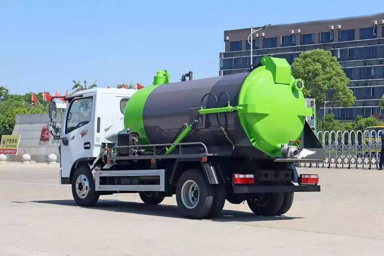 东风小多利卡5方吸污车