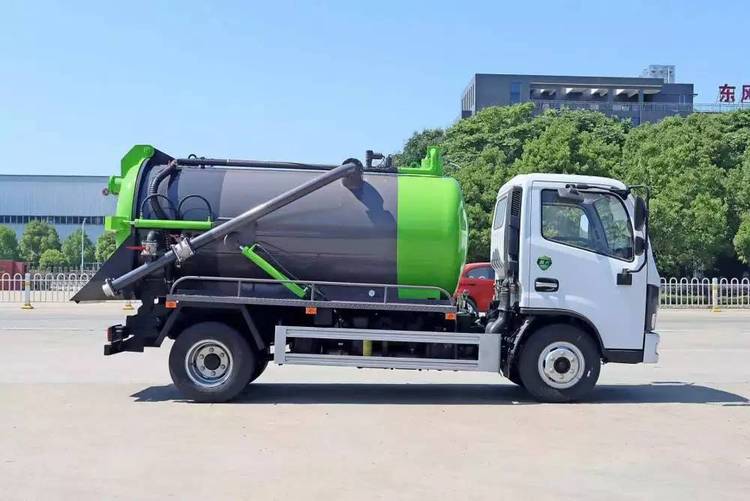 东风小多利卡5方吸污车