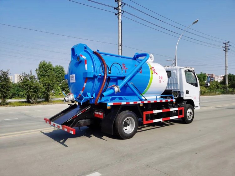 东风福瑞卡4.5方吸污车