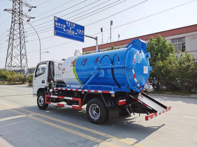 东风福瑞卡4.5方吸污车