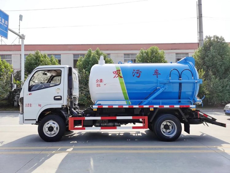 东风福瑞卡4.5方吸污车