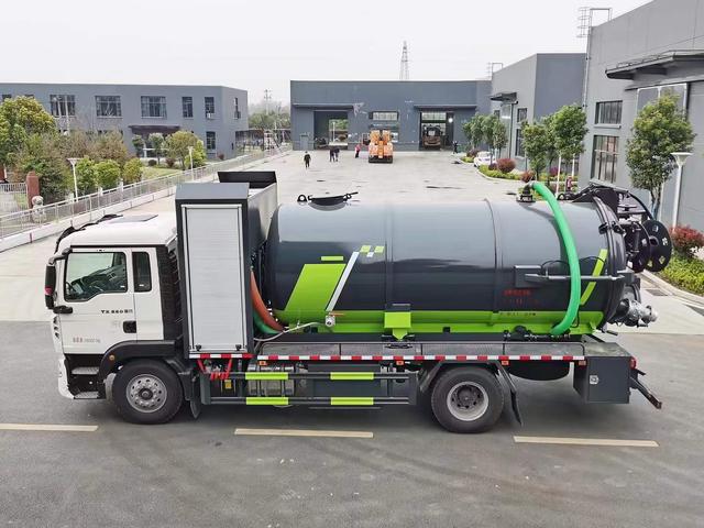 重汽豪沃15方清洗吸污车